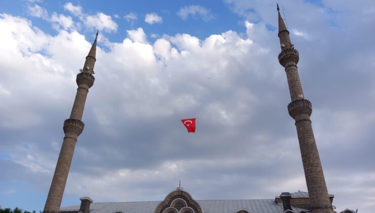 Kars Fethiye Camisi’nde Dalgalanan Türk Bayrağı Görenlerin Beğenisini Topladı