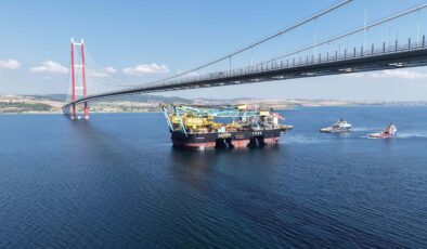 Dünyanın en büyük 3’üncü vinç gemisi ‘SAIPEM 7000’, 1915 Çanakkale Köprüsü’nün altından geçti