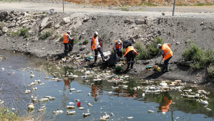 Van Gölü’ne atık geçişine yüzer bariyerli önlem