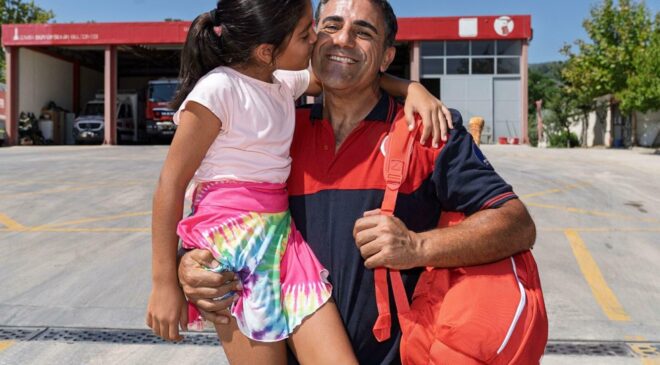 İzmir’de itfaiye eri baba, mesai dışında kızının tenis antrenörlüğünü yapıyor